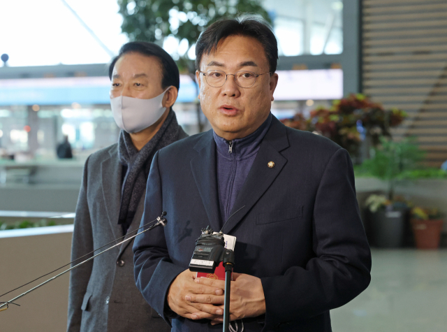 브라질 대통령 취임 경축 특사단장을 맡은 국민의힘 정진석 비상대책위원장이 30일 오전 브라질 룰라 대통령 취임식에 참석하기 위해 인천국제공항 2터미널에서 출국하며 발언하고 있다. 연합뉴스