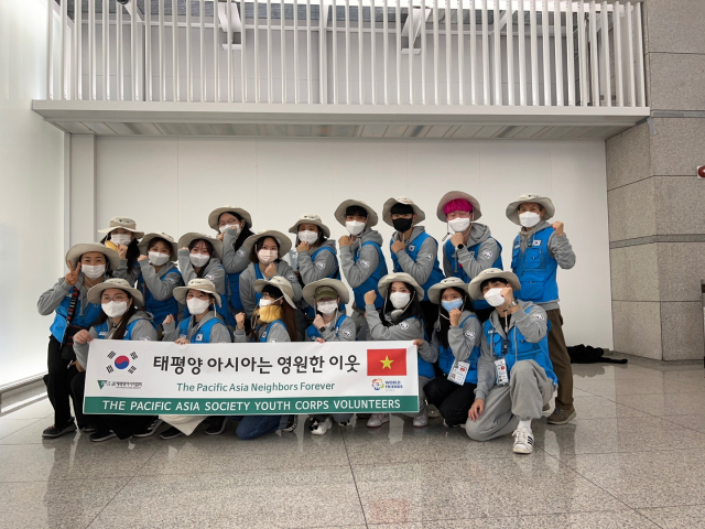 대구과학대 해외봉사단 학생들과 (사)태평양아시아협회 봉사단이 출국 전 안전·봉사정신의 결의를 다지며 단체 기념촬영을 하고 있다. 대구과학대 제공