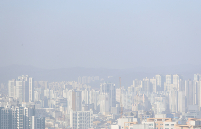 8일 오후 대구 도심이 미세먼지로 뿌옇다. 이날 대구 등 전국 대부분 지역의 미세먼지와 초미세먼지 농도가 나쁨 수준을 나타냈다. 연합뉴스