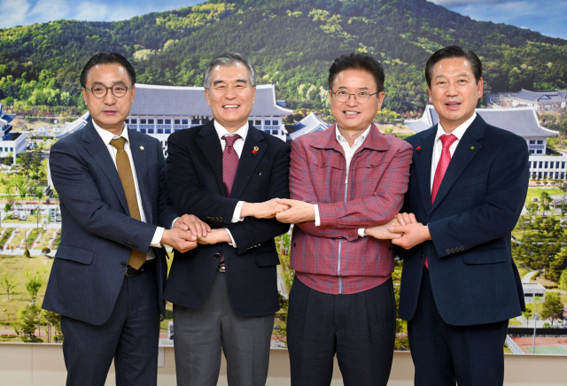 이철우 경북도지사는 지난 6일 경북도청에서 지방 4대 협의체 신년간담회를 열었다. 왼쪽부터 최봉환 대한민국시군자치구의회의장협의회장, 김현기 대한민국시도의회의장협의회장, 이철우 대한민국시도지사협의회장, 조재구 대한민국시장군수구청장협의회장. 경북도 제공