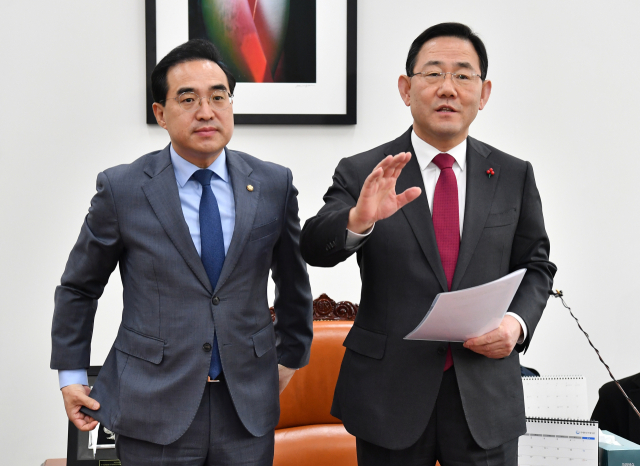 주호영 국민의힘 원내대표(오른쪽)와 박홍근 더불어민주당 원내대표가 지난 5일 국회 운영위원장실에서 회동을 마친 후 이태원 참사 국정조사 기간을 1월 17일까지 연장을 합의했다고 발표하고 있다. 연합뉴스
