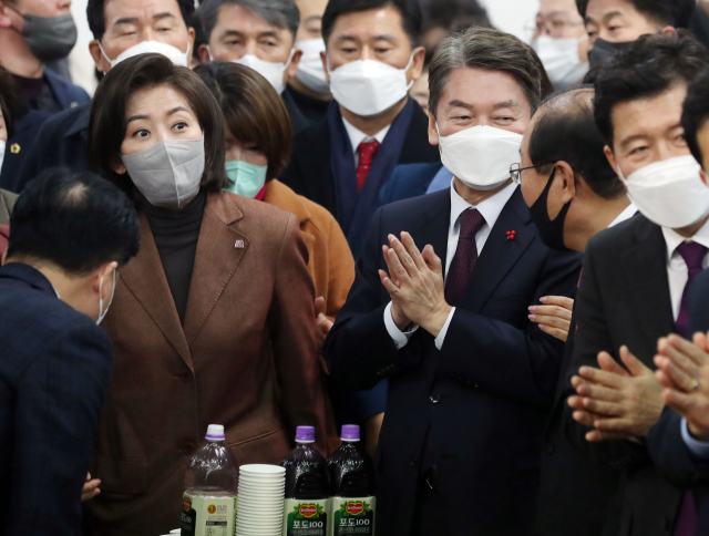 2일 오후 국민의힘 대구시당에서 열린 2023년 국민의힘 대구·경북 신년교례회에서 안철수 의원과 나경원 저출산고령사회위원회 부위원장이 당원들에게 인사하고 있다. 연합뉴스