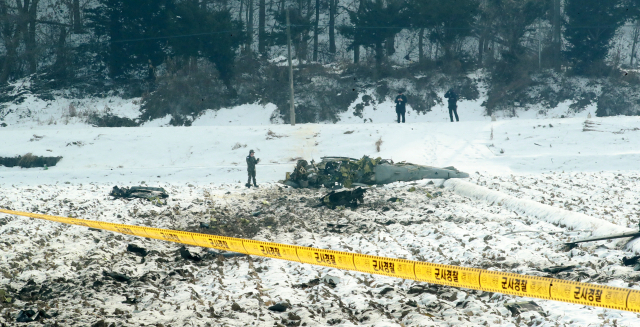 지난달 26일 오전 11시 40분께 강원 횡성군 횡성읍 반곡리 섬강 옆 논으로 공군 KA-1 경공격기가 추락해 군 당국이 수습하고 있다. 전투기가 추락한 곳은 민가와는 불과 300m, 인근 초등학교와는 직선거리로 50m가량 떨어져 있어 주민과 학생, 교직원은 놀란 가슴을 쓸어내려야 했다. 추락 직전 낙하산으로 비상 탈출한 조종사 A(27)씨와 B(25)씨 등 2명은 건강에 이상이 없는 것으로 알려졌다. 연합뉴스