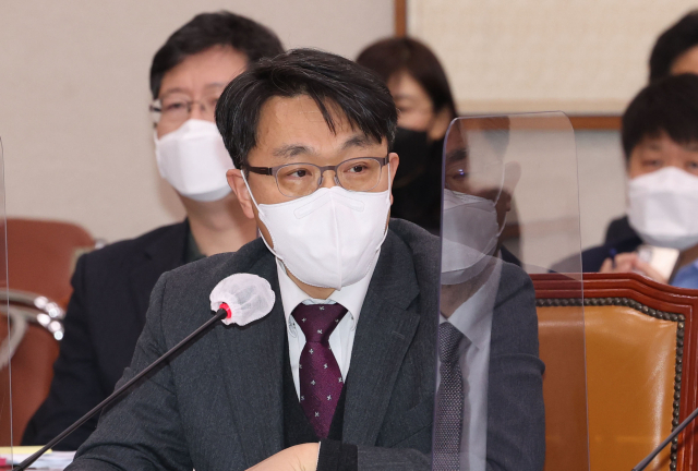 김진욱 공수처장이 27일 오후 서울 여의도 국회에서 열린 법제사법위원회 전체회의에서 의원 질의에 답변하고 있다. 연합뉴스