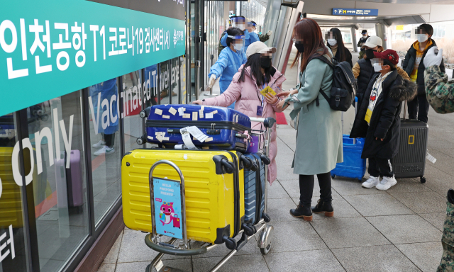 중국에서 출발한 입국자에 대한 코로나19 음성확인서 제출이 의무화된 지 사흘째인 지난 7일 입국자들의 한국 도착 후 양성률이 14.8%를 기록했다. 8일 오후 인천국제공항 제1여객티미널을 통해 입국한 중국발 입국자들이 검역지원단의 안내를 받아 PCR 검사센터로 향하고 있다. 연합뉴스