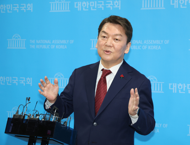 안철수 국민의힘 의원이 9일 국회 소통관에서 당대표 출마 기자회견을 마친 뒤 취재진의 질문에 답변하고 있다. 연합뉴스