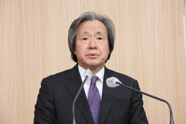 정기석 코로나19 특별대응단장 겸 국가감염병위기대응자문위원회 위원장이 26일 정부서울청사에서 2022년 국가 감염병 위기 대응 자문위원회 활동 실적 및 향후 계획을 브리핑하고 있다. 연합뉴스