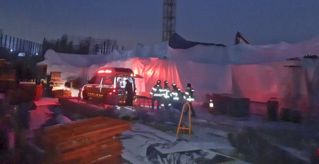 지난달 15일 오후 경기 파주시 동패동의 한 아파트 신축공사 현장에서 일산화탄소 중독사고가 나 소방대원들이 구조활동을 하고 있다. 이 사고로 공사장에서 4명이 중상을 입고 17명이 경상을 입은 것으로 파악됐다. 연합뉴스