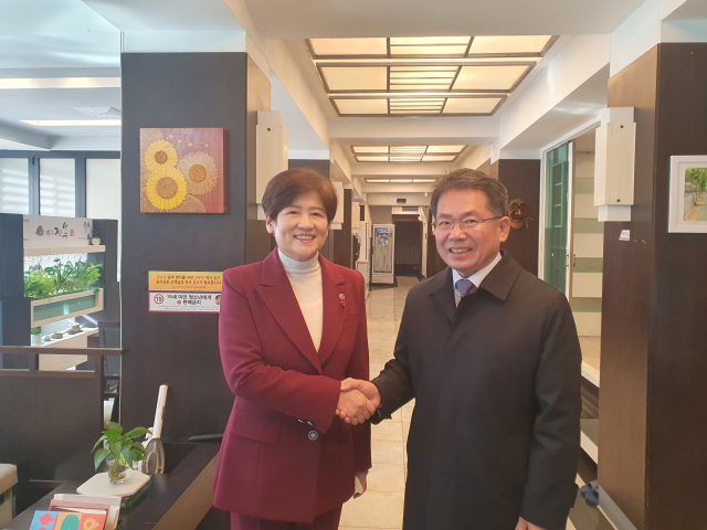 대구 편입을 앞두고 김진열(오른쪽) 경북 군위군수가 강은희(왼쪽) 대구시교육감을 만나 군위 교육 문제를 협의했다. 군위군 제공