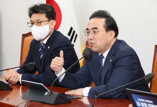 더불어민주당 박홍근 원내대표가 9일 오전 국회 원내대표실에서 기자간담회를 하고 있다. 연합뉴스