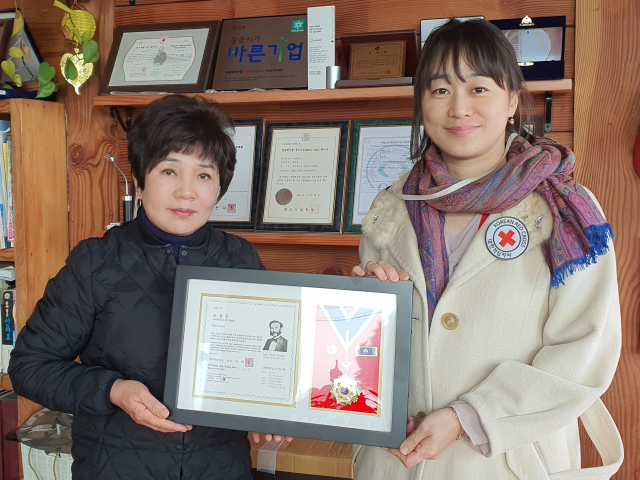 정인숙(왼쪽) 대성목재산업 대표가 9일 대한적십자사 경북지사로부터 적십자 회원유공장 명예장을 수상했다.
