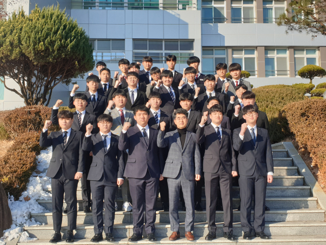 상주공고가 올해 졸업생 170명중 전국 최다인 43명을 공무원 시험에 합격시켜 화제다. 합격생 일부가 상주공고 교정에서 기념촬영을 하고 있다. 상주공고 제공