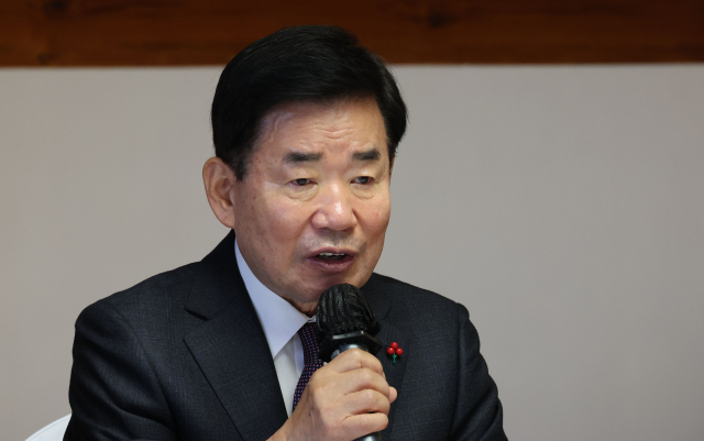 김진표 국회의장이 9일 오전 서울 여의도 국회 사랑재에서 열린 헌법개정 및 정치제도 개선 자문위원회 위촉식에서 인사말을 하고 있다. 연합뉴스