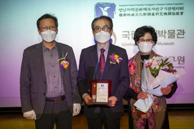 경산문화지킴이회(회장 김약수·가운데)가 지난 6일 영남지역문화재조사연구기관협의회로부터 2022년 영남지역 매장문화재 보호활동 유공상을 받았다.