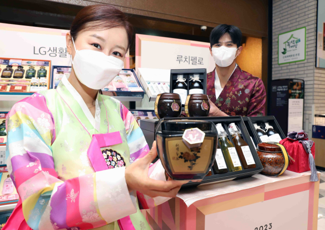 신세계백화점이 올 설을 맞이해 유명산지의 꿀 선물세트를 선보인다고 9일 밝혔다. 사진은 서울 중구 신세계백화점 본점 식품관에서 유명산지 꿀 선물세트 홍보하는 모델들. 연합뉴스