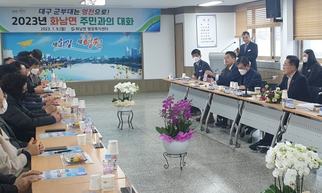 최기문(오른쪽 첫 번째) 영천시장이 현장 소통행정의 일환으로 9일 화남면 행정복지센터를 찾아 주민과의 대화를 하고 있다. 영천시 제공