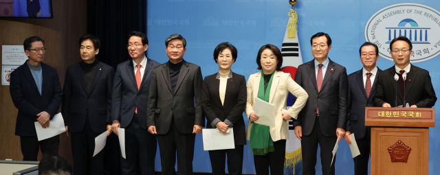 조해진 국민의힘 의원이 9일 국회 소통관에서 열린 초당적 정치개혁 의원모임 제안 기자회견에서 발언하고 있다. 왼쪽부터 더불어민주당 정성호, 국민의힘 이용호, 김상훈, 더불어민주당 전해철, 김상희, 정의당 심상정, 더불어민주당 민홍철, 국민의힘 이종배, 조해진 의원. 연합뉴스