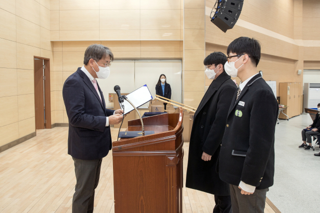 박범수 한울본부장이 원자력마이스터고 졸업생에게 장학금을 전달하고 있다. 한울본부 제공