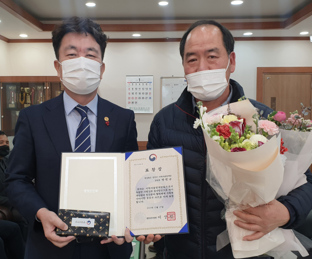 박만규(오른쪽) 경산시 자율방재단 부단장이 이재열 경산시 진량읍장으로부터 행정안전부장관 표창을 전수 받았다.