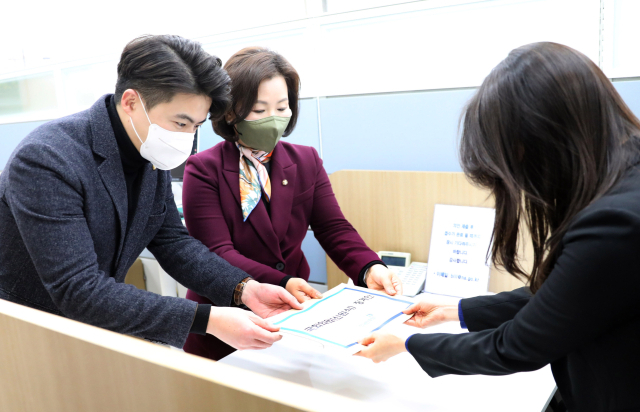더불어민주당 이수진·오영환 원내대변인이 9일 오후 국회 의안과에 국민의힘 신원식 의원 징계안을 제출하고 있다. 연합뉴스
