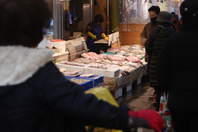 9일 서울 시내 한 전통시장에서 시민들이 장을 보고 있다. 한국물가협회에 따르면 5~6일 서울, 부산 등 전국 6대 도시 전통시장 8곳에서 과일류, 견과류, 나물류 등 차례용품 29개 품목 가격을 조사한 결과 4인 가족 기준 설 차례상 비용이 25만4천300원으로 집계됐다. 지난해 설 차례 비용(24만290원)보다 5.8%(1만4천10원) 상승한 수치다. 연합뉴스