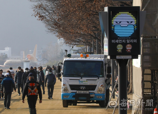 지난 9일 오후 대구 수성못에서 구청 살수차가 산책로를 다니며 미세먼지를 줄이기 위해 물을 뿌리고 있다. 우태욱 기자 woo@imaeil.com