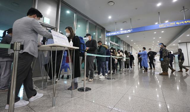 중국발 입국자의 코로나19 음성확인서 제출 의무화 4일차인 지난 8일 검사 양성률이 3.9％로 떨어졌다. 중앙방역대책본부에 따르면 지난 8일 기준 중국발 입국자 934명 중 단기체류 외국인 180명이 유전자증폭 검사를 받아 3.9％에 해당하는 7명이 양성 판정을 받았다. 사진은 9일 인천국제공항 제2여객터미널 코로나19 검사센터에서 검사를 기다리는 중국발 입국자들. 연합뉴스