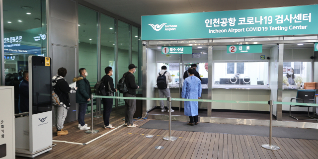 9일 오전 인천국제공항 제2여객터미널로 입국한 중국발 입국자들이 코로나19 검사센터에서 검사를 받기 위해 접수하고 있다. 연합뉴스