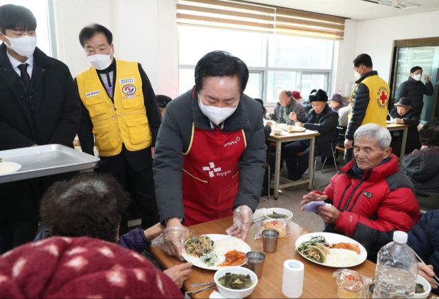 권기창 안동시장이 새해 취약계층들을 보듬는 따뜻한 행보를 통해 소외없는 도시 만들기에 나섰다. 사진은 무료급식소에서 배식봉사하는 모습. 안동시 제공