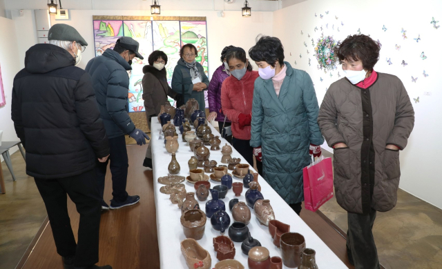 수몰마을에서 예술마을도 탈바꿈한 안동 도산면 서부리 예끼마을에 할머니 21명이 손수 만든 예술작품이 전시돼 눈길을 끈다. 안동시 제공