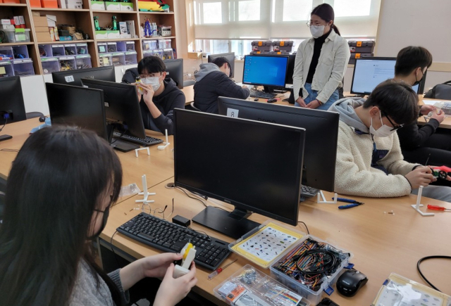 지난 5일 디지털 새싹 캠프에 참가한 대구 호산고등학교 학생들이 자율주행자동차를 조립하고 있다. 대구시교육청 제공
