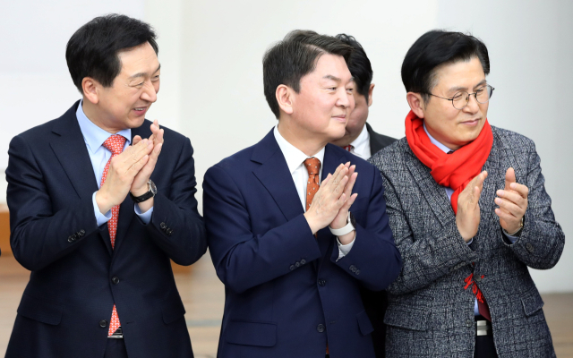 국민의힘 당권주자인 김기현 의원(왼쪽부터), 안철수 의원, 황교안 전 대표가 10일 오후 경기 수원시 국민의힘 경기도당에서 열린 