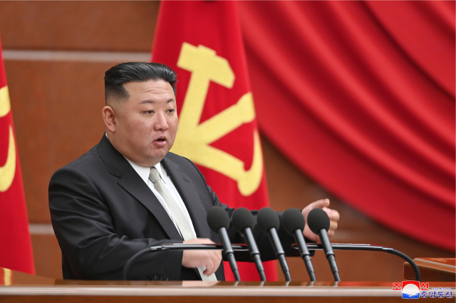 북한 김정은 국무위원장이 지난해 말 열린 노동당 전원회의에서 핵탄두 보유량을 기하급수적으로 늘리겠다는 방침을 밝혔다.김 위원장은 전원회의 보고에서 