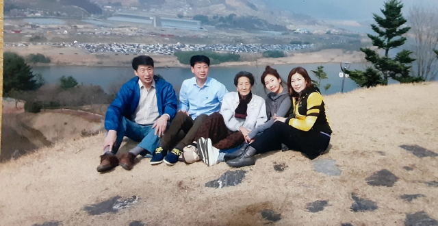 매화가 가득 피어있는 경남 하동군에서 섬진강을 배경 삼아 촬영한 가족사진. 왼쪽 첫 번째가 황해수 씨, 세 번째가 어머니 고 김영자 씨. 가족 제공.