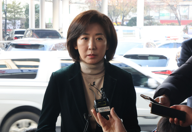 나경원 전 의원이 11일 서울 동작구청에서 열리는 신년인사회에 참석하며 인터뷰하고 있다. 연합뉴스