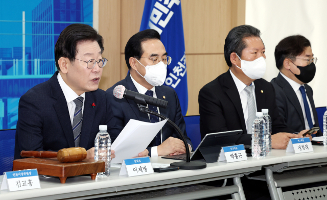 더불어민주당 이재명 대표가 11일 오전 인천시 남동구 더불어민주당 인천시당에서 열린 최고위원회의에서 발언하고 있다. 연합뉴스