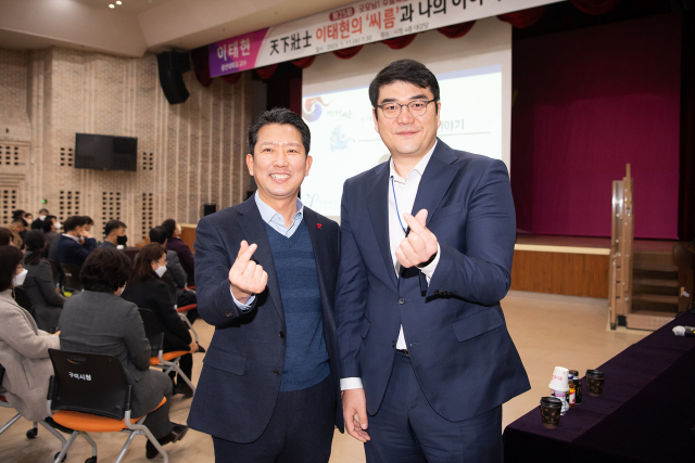 천하장사 이태현 교수가 11일 구미시청에서 열린 수요특강에서 씨름의 역사, 선수시절 경험담, 실패 후 반등한 내용 등을 이야기로 풀어냈다. 구미시 제공