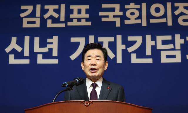 김진표 국회의장이 11일 오전 서울 여의도 국회 사랑재에서 신년 기자간담회를 하고 있다. 연합뉴스