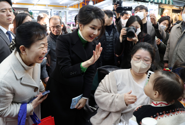 김건희 여사가 11일 대구 서문시장을 방문, 아이에게 인사를 건네고 있다. 연합뉴스