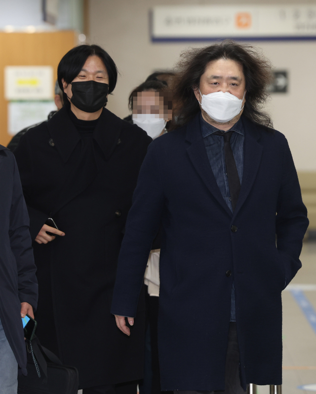 김어준 딴지일보 총수(오른쪽)와 주진우 전 시사인 기자가 11일 오후 서초구 서울고등법원에서 열린 선거법 위반 관련 2심 선고 공판에 출석하고 있다. 연합뉴스
