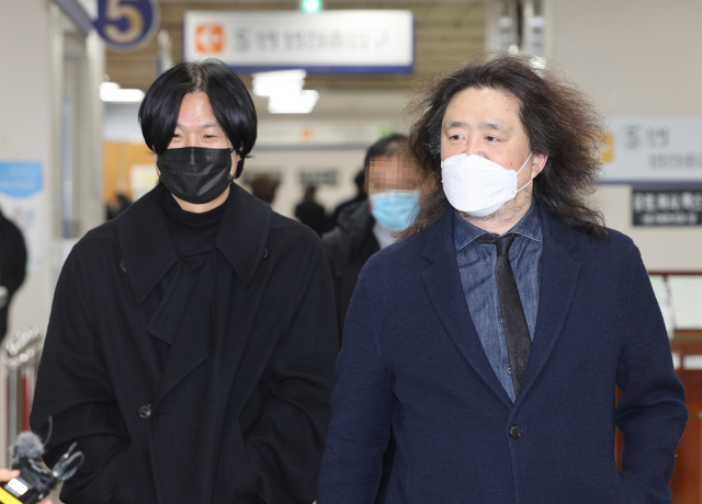 김어준 딴지일보 총수(오른쪽)와 주진우 전 시사인 기자가 11일 오후 서초구 서울고등법원에서 열린 선거법 위반 관련 2심 선고 공판에 출석하고 있다. 연합뉴스