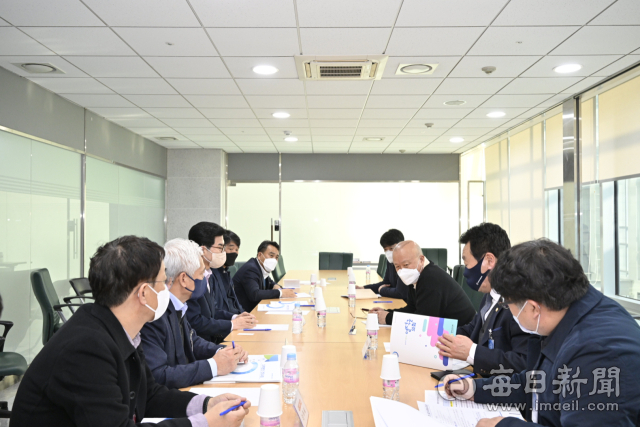 김광열(테이블 왼쪽 가운데) 군수를 비롯한 영덕군 관계자들이 11일 국회를 방문해 김희국(테이블 오른쪽 앞 세번째) 의원 등을 만나 내년 국비확보 방안을 논의하고 있다. 영덕군 제공