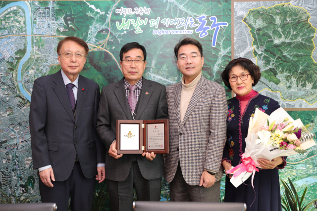 지난 10일 오후 대구 동구청에서 전정숭 대경안전컨설팅㈜·㈜자우버 대표이사의 대구 아너 소사이어티 214호 회원 가입식이 열렸다. 이날 가입식에는 윤석준 동구청장, 김수학 대구사회복지공동모금회 회장 및 관계자가 참석했다. (왼쪽부터) 김수학 대구사회복지공동모금회장, 전정숭 대경안전컨설팅㈜·㈜자우버 대표이사, 윤석준 동구청장, 전정숭 대표 부인 정용옥 씨. 대구 사회복지공동모금회 제공