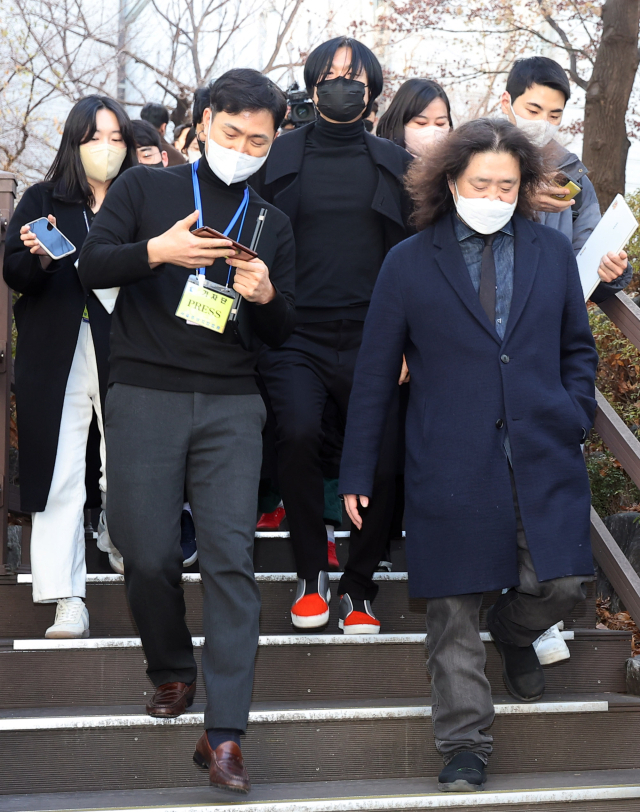 김어준 딴지일보 총수(오른쪽)와 주진우 전 시사인 기자가 11일 오후 서초구 서울고등법원에서 열린 선거법 위반 관련 2심 선고 공판을 마치고 법정을 나서며 취재진의 질문을 받고 있다. 연합뉴스