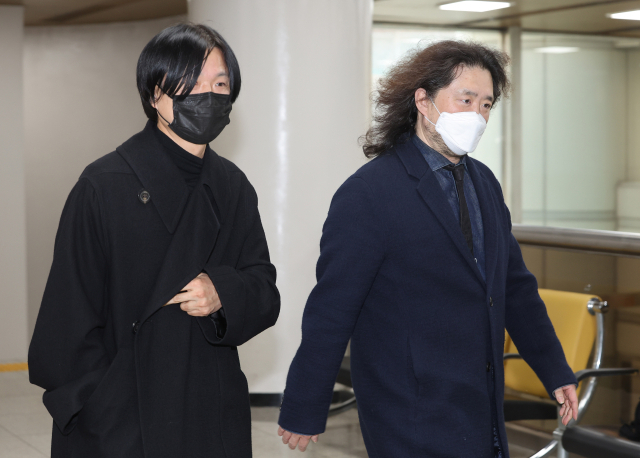 김어준 딴지일보 총수(오른쪽)와 주진우 전 시사인 기자가 11일 오후 서초구 서울고등법원에서 열린 선거법 위반 관련 2심 선고 공판을 마치고 법정을 나서고 있다. 연합뉴스