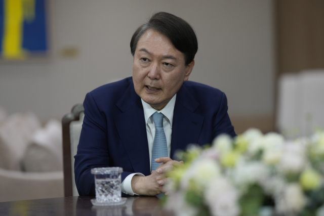 윤석열 대통령이 지난 10일 서울 용산 대통령실에서 AP통신과 인터뷰하고 있다. 연합뉴스