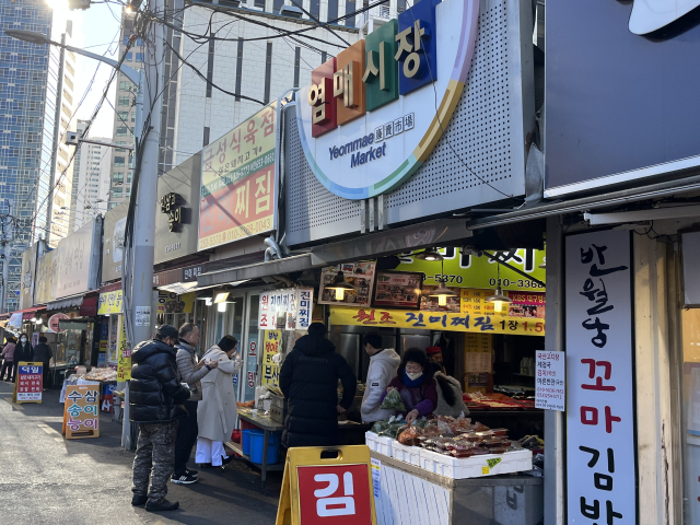 11일 오후 방문한 중구 염매시장 입구의 한 가게에서 빈대떡을 판매하고 있다. 김세연 기자