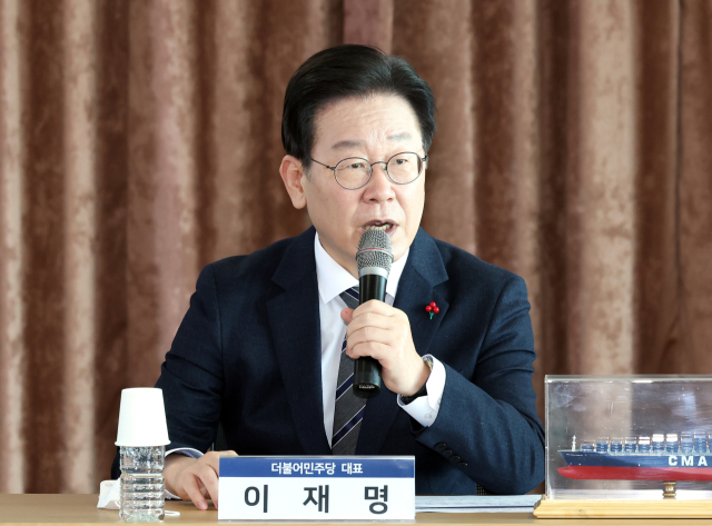 이재명 더불어민주당 대표가 11일 인천시 연수구 인천 신항 선광신컨테이너터미널에서 열린 무역 적자·수출 상황 점검 현장간담회에서 발언하고 있다. 연합뉴스