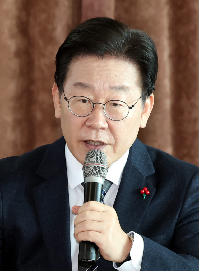 더불어민주당 이재명 대표가 11일 오후 인천시 연수구 인천 신항 선광신컨테이너터미널에서 열린 무역 적자·수출 상황 점검 현장간담회에서 발언하고 있다. 연합뉴스