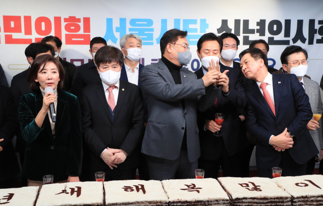국민의힘 나경원 전 의원이 11일 오후 서울 여의도 국민의힘 중앙당사에서 열린 국민의힘 서울시당 신년인사회에서 건배사를 하고 있다. 연합뉴스